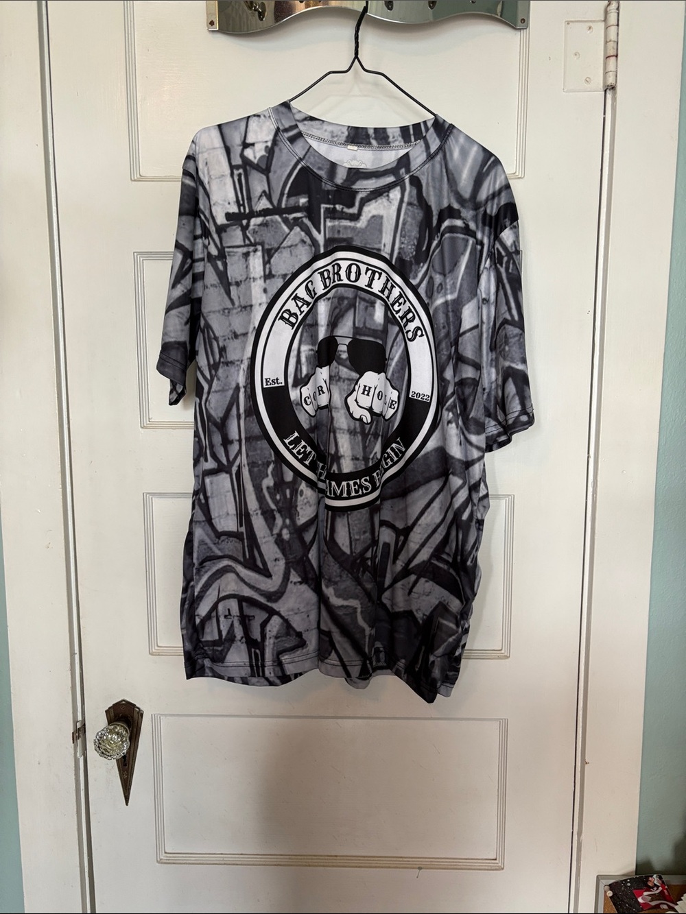 Bag Brothers Graphic Tee in Black & Gray Size XL